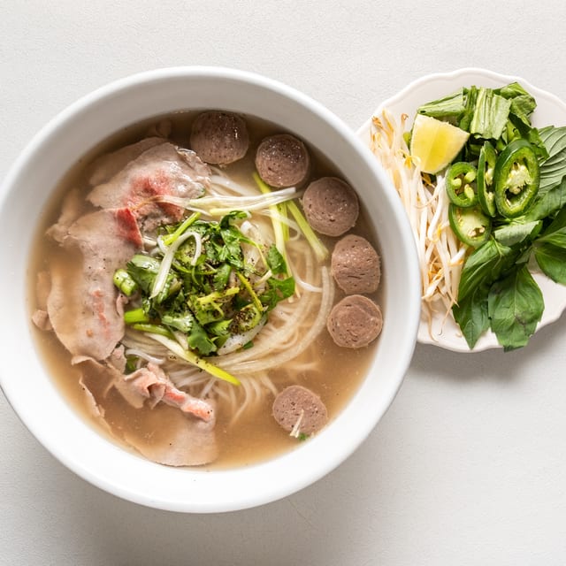 Pho Beef Eye of Round & Beef Meatball / Phở Tái & Bò Viên.